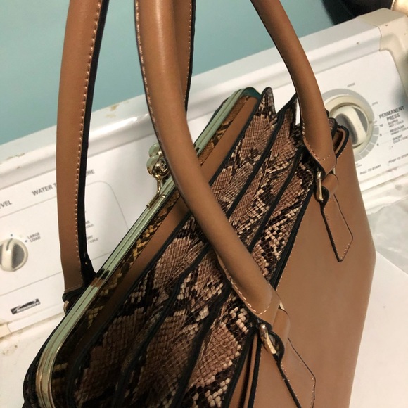 Handbags - Picture 5 of 9